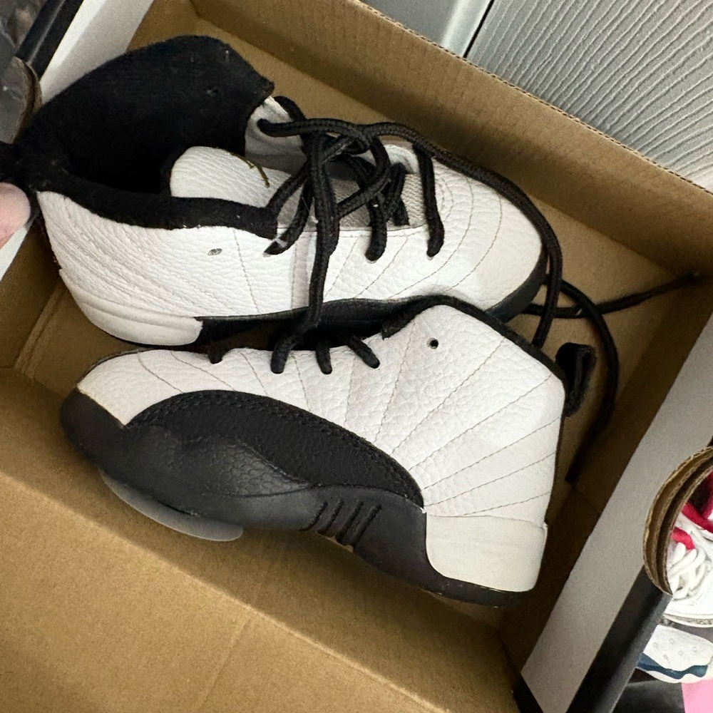 Black and white JORDAN RETRO 12s good condition. Size 7c